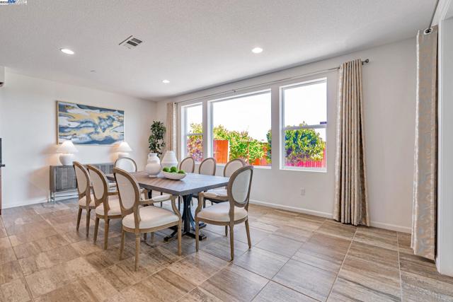 4005 Sarasta Bay Dr, Pittsburg CA: https://media.crmls.org/mediaz/2be4b7f0-389a-4f8f-9405-2e43bc2ce7b8.jpg