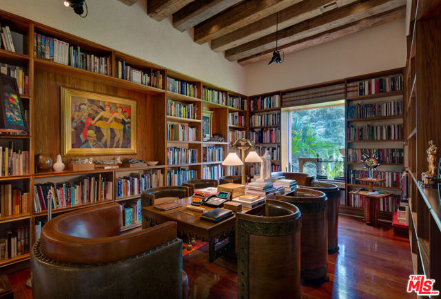 470 Layton Way, Los Angeles CA: https://media.crmls.org/mediaz/2be4cced-e1b6-42e6-a50a-001fdc1437d7.jpg