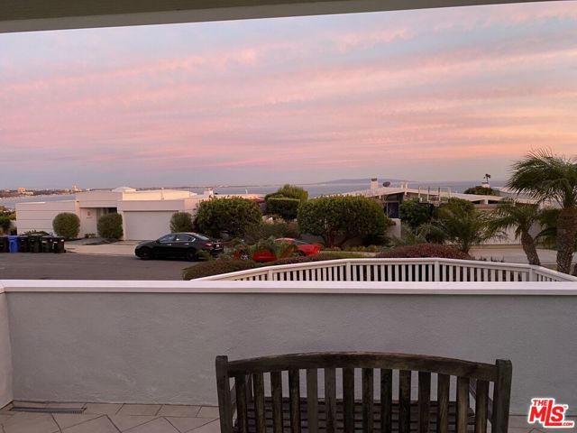 18409 Kingsport Drive, Malibu CA: https://media.crmls.org/mediaz/2be5c50b-a88f-4771-9f47-7449e11525b5.jpg