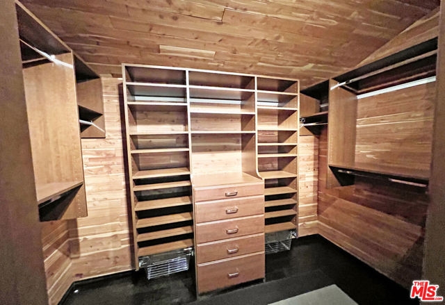 12751 Mulholland Drive, Beverly Hills CA: https://media.crmls.org/mediaz/2be5d15b-d6da-4276-af88-67abf94edcc8.jpg
