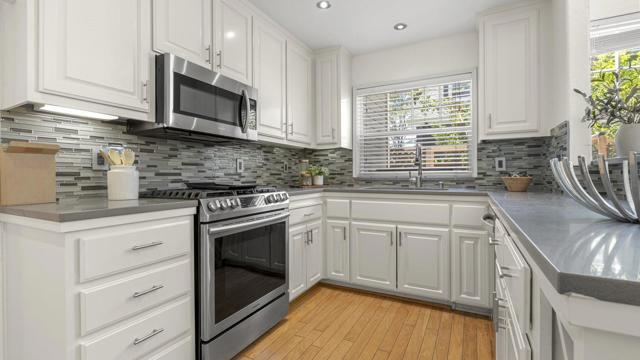 1550 Redwood Court, Mountain View CA: https://media.crmls.org/mediaz/2be63f5e-ea84-46cb-bcb7-a35f794a5a4d.jpg