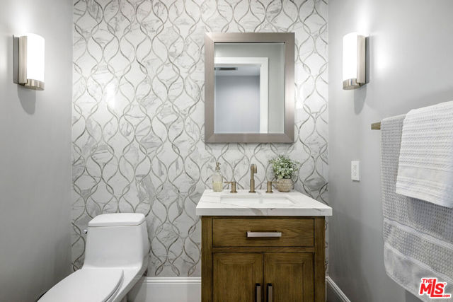 1 Falconridge Drive, Coto de Caza CA: https://media.crmls.org/mediaz/2be66885-a1cc-41f6-8e0a-9972b95d8850.jpg