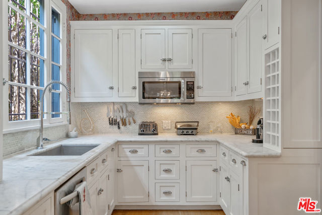 809 S Muirfield Road, Los Angeles CA: https://media.crmls.org/mediaz/2be74e55-6246-4ad2-9f6e-16d0945df4ec.jpg