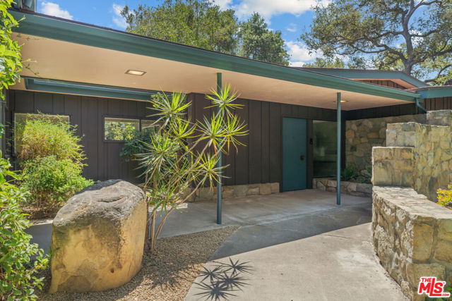 1234 Woodland Drive, Santa Paula CA: https://media.crmls.org/mediaz/2be7f790-2f11-4cf3-88f8-e1a042b2c786.jpg