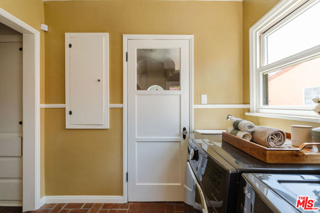 3975 Sutro Avenue, Los Angeles CA: https://media.crmls.org/mediaz/2be81a7a-306e-40bc-93dc-c696a5103616.jpg