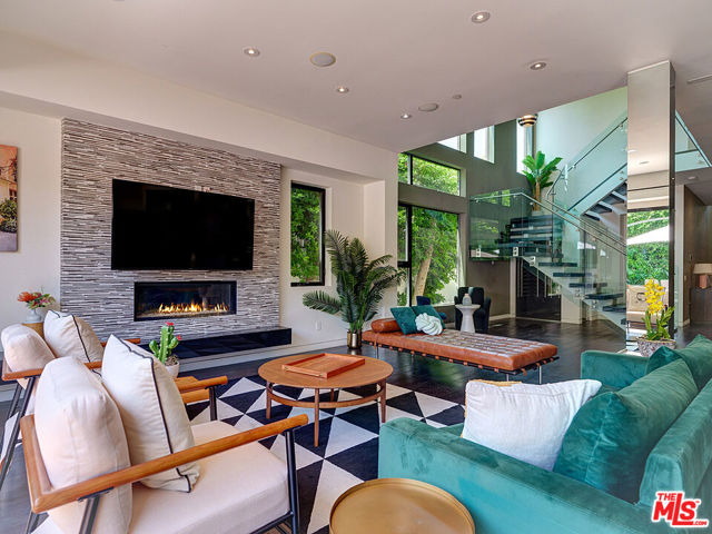 6360 Maryland Drive, Los Angeles CA: https://media.crmls.org/mediaz/2be90fe6-634f-497c-8f3d-614db1812805.jpg