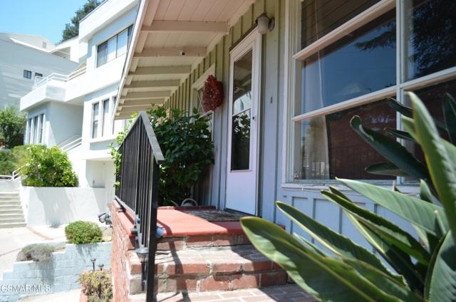 550 Arch Place, Glendale CA: https://media.crmls.org/mediaz/2be94424-2ec8-4642-893b-cadb7bfeb458.jpg