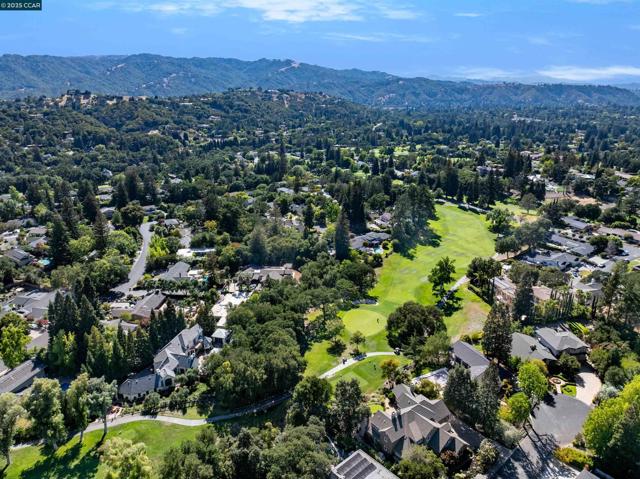 2646 Roundhill Dr, Alamo CA: https://media.crmls.org/mediaz/2be9f312-98bc-4873-85e1-3d4bfecda908.jpg