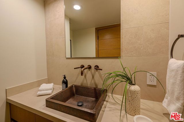 8787 Shoreham Drive, West Hollywood CA: https://media.crmls.org/mediaz/2bea27ad-be00-403f-8344-ca0b7649fa2b.jpg