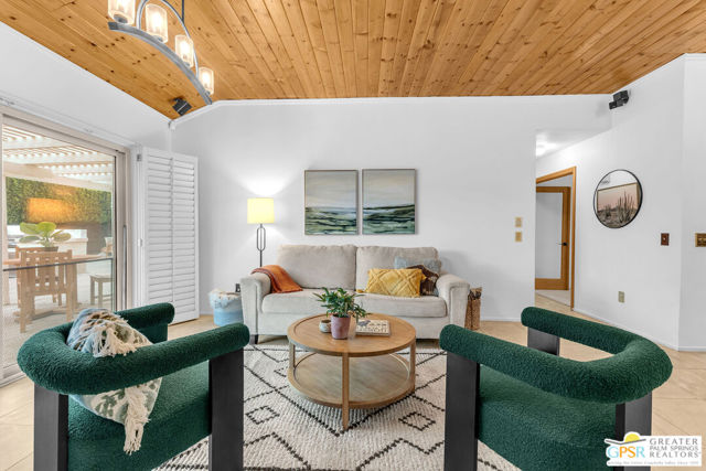 1425 E Luna Way, Palm Springs CA: https://media.crmls.org/mediaz/2beb6bd3-b510-4b11-9495-5342b7597660.jpg