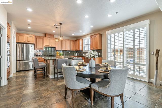 43 Sorrel Ct, Oakley CA: https://media.crmls.org/mediaz/2beba154-6479-41ae-9ae1-4f265f4e437b.jpg