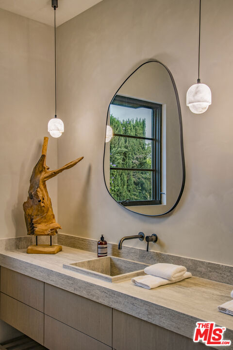4112 Shadyglade Avenue, Studio City CA: https://media.crmls.org/mediaz/2bebe01a-c00e-4a6c-8e5f-1f86a09db952.jpg