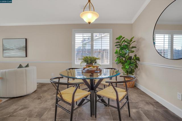 380 Claremont Dr, Brentwood CA: https://media.crmls.org/mediaz/2bed6e05-70fe-45db-ac72-cd471be9c4f7.jpg