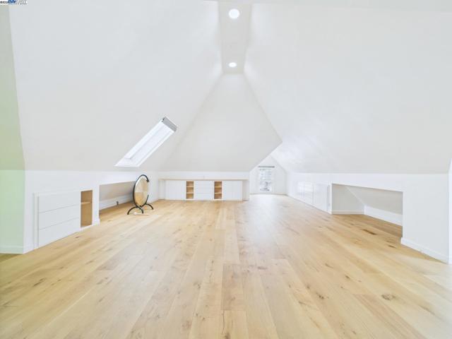 1709 Myrtle St, Oakland CA: https://media.crmls.org/mediaz/2beda109-5e3e-4dc9-a829-40fd933ea5cb.jpg