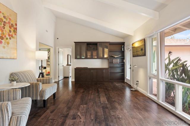 8874 La Jolla Scenic Dr N, La Jolla CA: https://media.crmls.org/mediaz/2bedb35b-24c7-44a9-ac31-3e9971e471b6.jpg