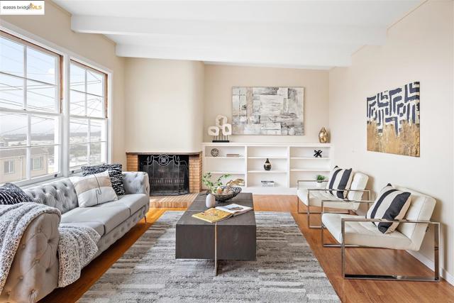 262 Byxbee St, San Francisco CA: https://media.crmls.org/mediaz/2bedc4a3-8a71-4726-b858-bfa452cb6a17.jpg