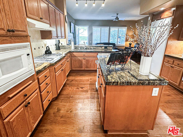 5338 Via Dolores, Newbury Park CA: https://media.crmls.org/mediaz/2beee11b-8b2e-4cd6-8daa-d3cc151084fa.jpg