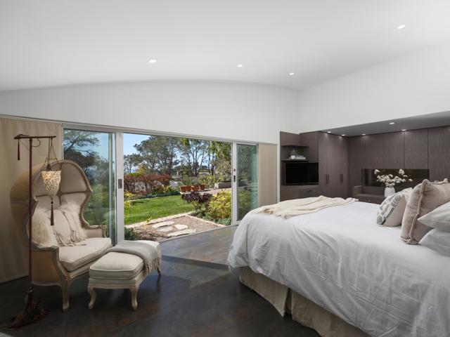 327 Pine Needles Dr, Del Mar CA: https://media.crmls.org/mediaz/2beef30f-92eb-4c49-86f3-3204674511f3.jpg