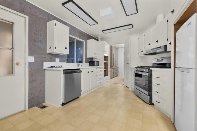 Detail Gallery Image 3 of 14 For 243 Havenview Lane, Oceanside,  CA 92056 - 2 Beds | 2 Baths