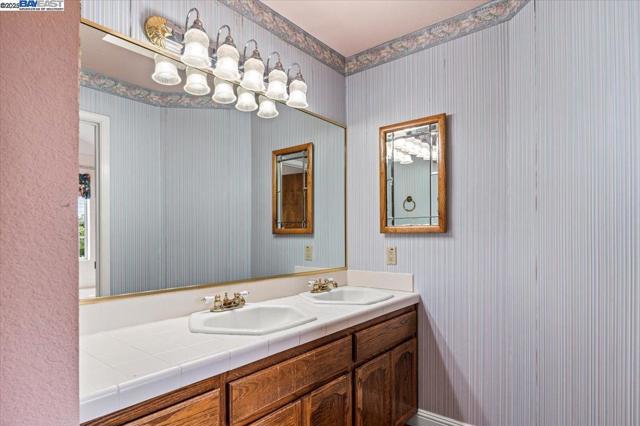 4095 Robin Ln, Castro Valley CA: https://media.crmls.org/mediaz/2bf03196-0612-43dc-b650-fe1d6ba65a5a.jpg