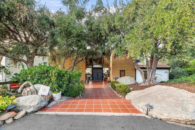 32423 Womsi Rd, Pauma Valley CA: https://media.crmls.org/mediaz/2bf092ff-13c0-48eb-9c71-4fc3793d6d06.jpg