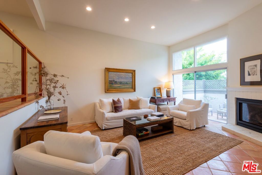 17098 Palisades Circle