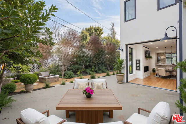 1037 21st Street, Santa Monica CA: https://media.crmls.org/mediaz/2bf19d8f-5569-4b30-88ce-dd15859d743d.jpg