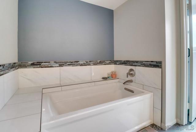 Nice soaking tub!