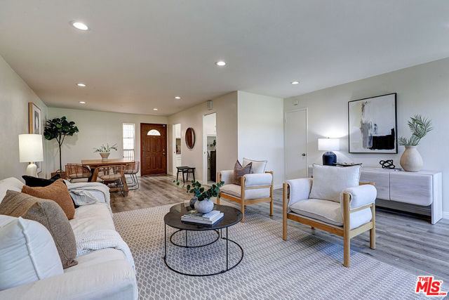 2452 Chelsea Place, Santa Monica CA: https://media.crmls.org/mediaz/2bf1aede-4529-42b2-a341-eed31f004065.jpg