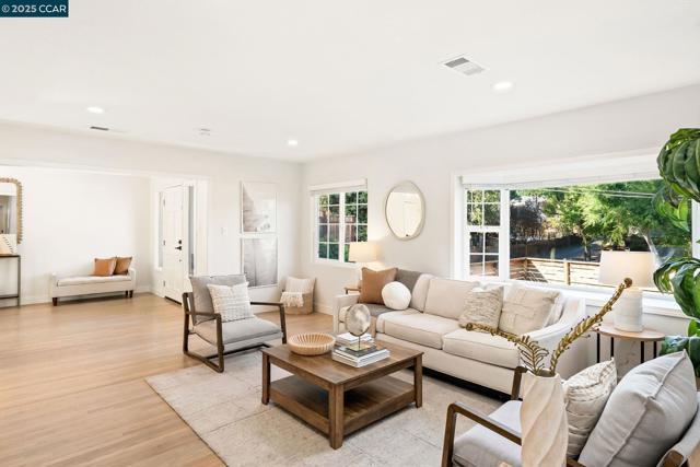 117 Montana Dr, Danville CA: https://media.crmls.org/mediaz/2bf1d453-f0d2-4b66-b3bf-365a84ab4f3a.jpg