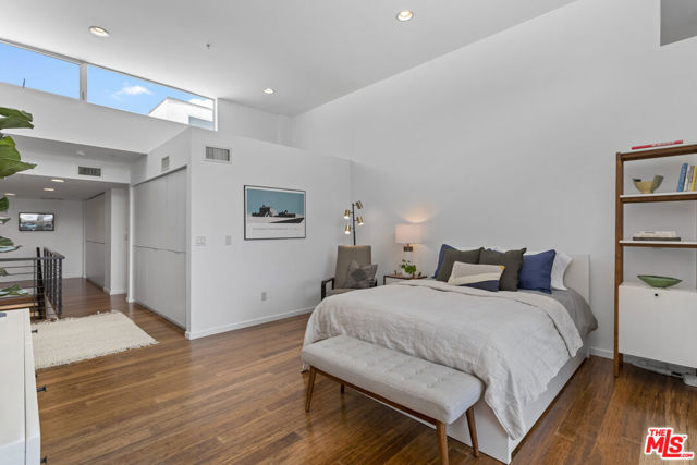 333 S Wilton Place, Los Angeles CA: https://media.crmls.org/mediaz/2bf1e2a9-8262-432c-9b3a-7c696e19ae66.jpg