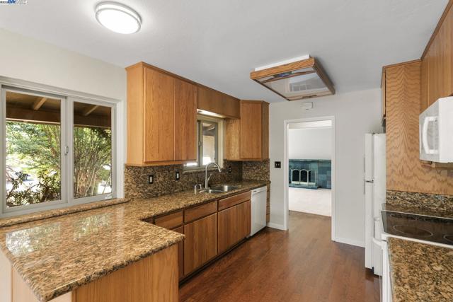 1128 Verona Ave, Livermore CA: https://media.crmls.org/mediaz/2bf2021e-1cfc-4940-a2e3-5381112920c7.jpg