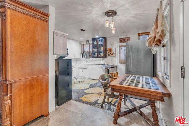 7506 Independenc Avenue, Canoga Park CA: https://media.crmls.org/mediaz/2bf21d95-4398-4540-8d5a-d109acd2438e.jpg