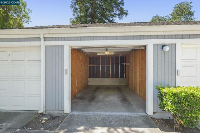 2584 Oak Rd, Walnut Creek CA: https://media.crmls.org/mediaz/2bf277b7-752d-4700-be59-d28884a8e80a.jpg