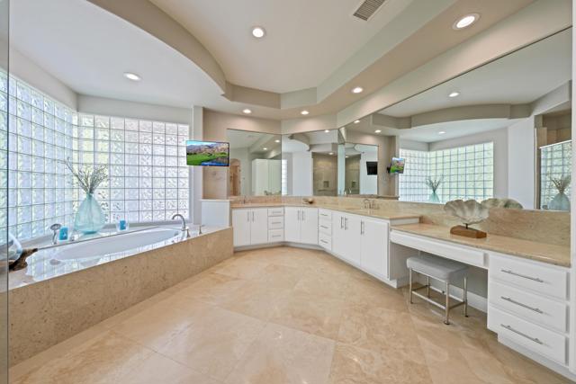 306 Loch Lomond Road, Rancho Mirage CA: https://media.crmls.org/mediaz/2bf28cce-19f2-4696-af30-6b33b26c571c.jpg