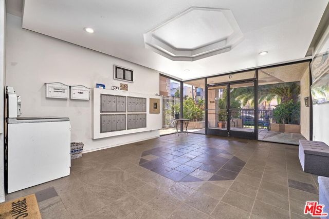 326 S Manhattan Place, Los Angeles CA: https://media.crmls.org/mediaz/2bf30bbb-1bdb-4b02-8c32-8b560b2731be.jpg