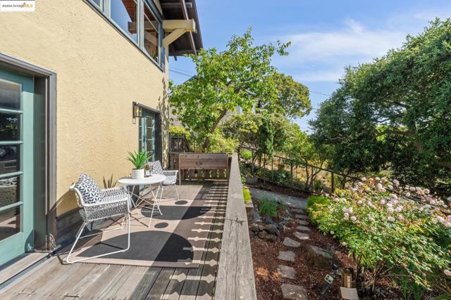 1309 Arch St, Berkeley CA: https://media.crmls.org/mediaz/2bf59e3a-cef6-40d0-b2b6-d9254e2565eb.jpg