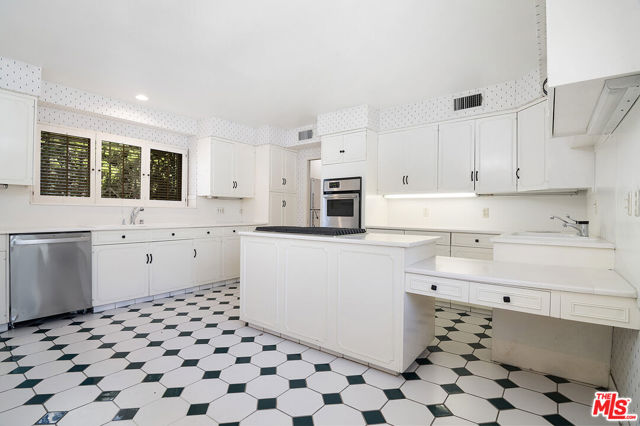 180 N Highland Avenue, Los Angeles CA: https://media.crmls.org/mediaz/2bf5a81e-8ab1-4754-9d2b-ade14537bdc4.jpg