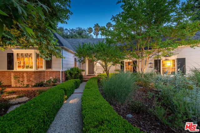4722 Noeline Avenue, Encino CA: https://media.crmls.org/mediaz/2bf62709-c8ff-4340-9d20-5a338c36cf9d.jpg