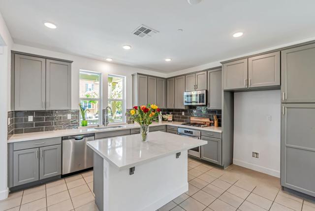 1861 Shasta Lane, Hercules CA: https://media.crmls.org/mediaz/2bf664b4-786b-4006-85d3-db366654246b.jpg