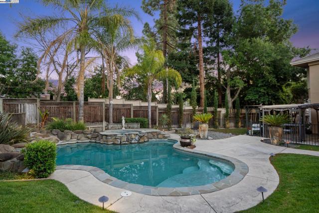 418 Golf Ct, Walnut Creek CA: https://media.crmls.org/mediaz/2bf881d4-a363-4347-ab09-e3bf468177b5.jpg