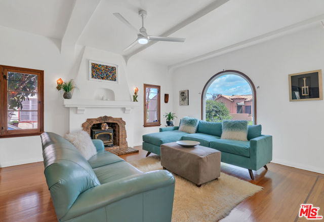 4183 6th Avenue, Los Angeles CA: https://media.crmls.org/mediaz/2bf91e87-a41d-49c7-99bd-8cc3cc093499.jpg