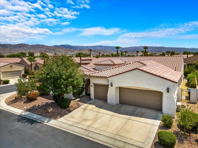 40426 Calle Estela, Indio CA: https://media.crmls.org/mediaz/2bfa3829-ebd4-4a1d-aeaf-c990e40b4a0c.jpg