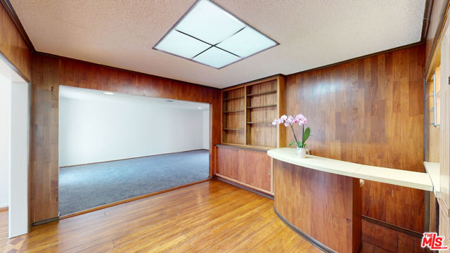 525 N Rexford Drive, Beverly Hills CA: https://media.crmls.org/mediaz/2bfa519b-3195-4f71-8adf-bdc499cbcdcc.jpg