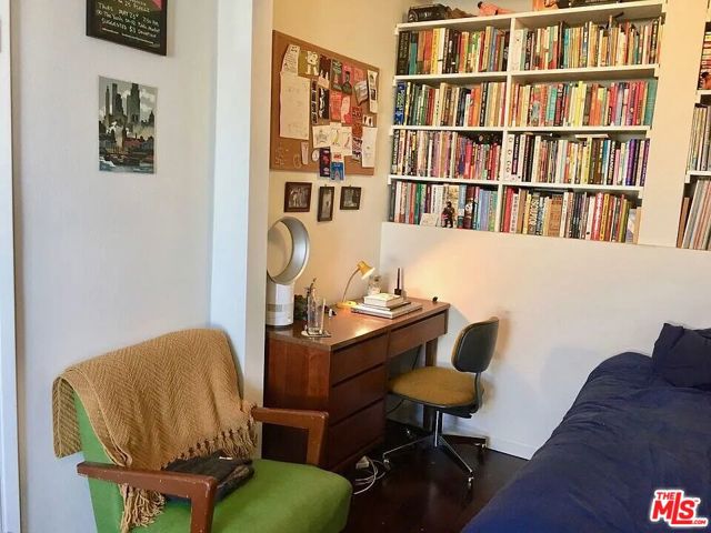 834 Laguna Avenue, Los Angeles CA: https://media.crmls.org/mediaz/2bfb1f8b-a93d-4165-b666-6869156f5400.jpg