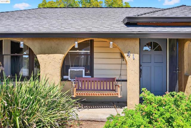 41 Corte Dorado Ct., Benicia CA: https://media.crmls.org/mediaz/2bfb2d3a-bcfe-479c-a26e-18f1c9085e57.jpg