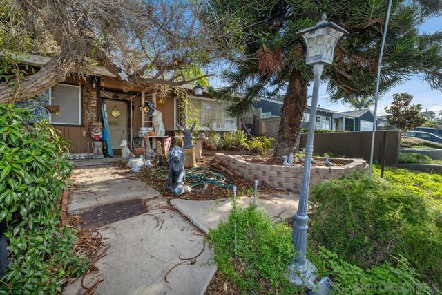 2747 Fairfield St, San Diego CA: https://media.crmls.org/mediaz/2bfb8b28-ef9d-4a32-aa76-e205af5b71f7.jpg