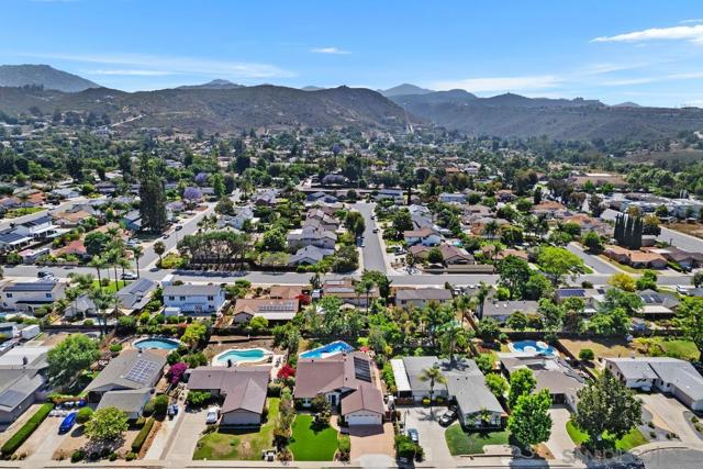 14643 Evening Star Dr, Poway CA: https://media.crmls.org/mediaz/2bfbd8f4-ac72-409f-9b24-bb5e2a9c593f.jpg