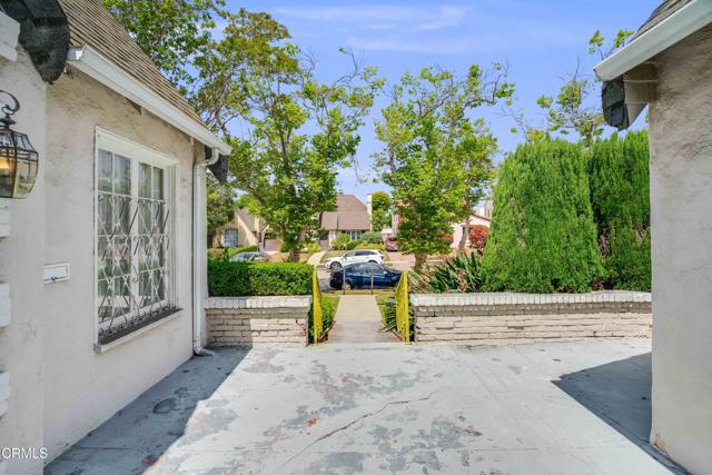 1120 S Burnside Avenue, Los Angeles CA: https://media.crmls.org/mediaz/2bfc1b9c-b94e-47b4-9c15-e80fccf753bc.jpg