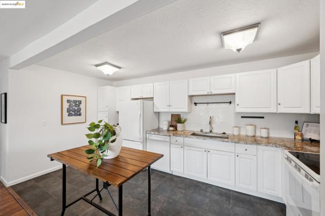 696 Athol Ave, Oakland CA: https://media.crmls.org/mediaz/2bfc36ff-dd5a-4cdd-bd4e-c7ec1042a40c.jpg